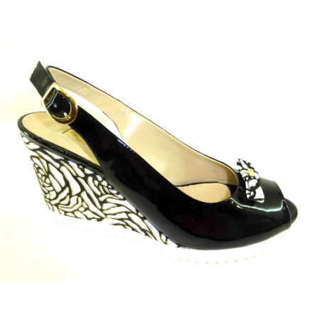 Лаковые босоножки Conni