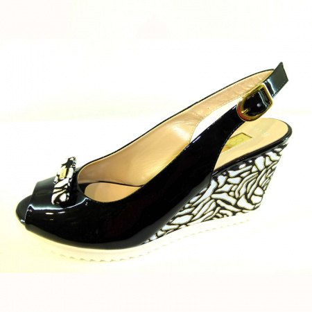 Лаковые босоножки Conni